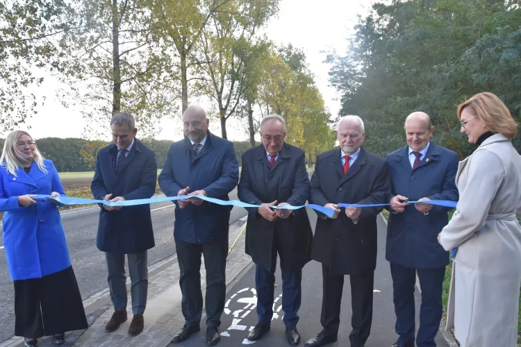 Symboliczne otwarcie nowej drogi dla rower&oacute;w na odcinku Grodzisk Wielkopolski &ndash; Ujazd