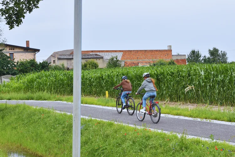 Nowa droga dla rower&oacute;w na odcinku Krzywiń &ndash; Jerka
