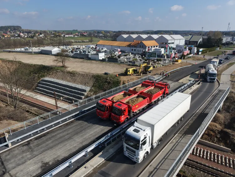 Pr&oacute;bne obciążenie nowego wiaduktu w ciągu drogi wojew&oacute;dzkiej nr 194