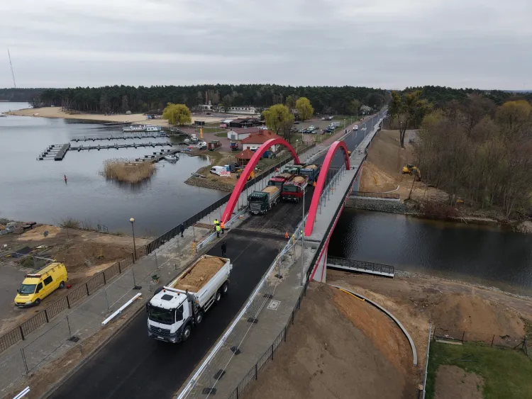 Pr&oacute;bne obciążenie nowego mostu w ciągu drogi wojew&oacute;dzkiej nr 263
